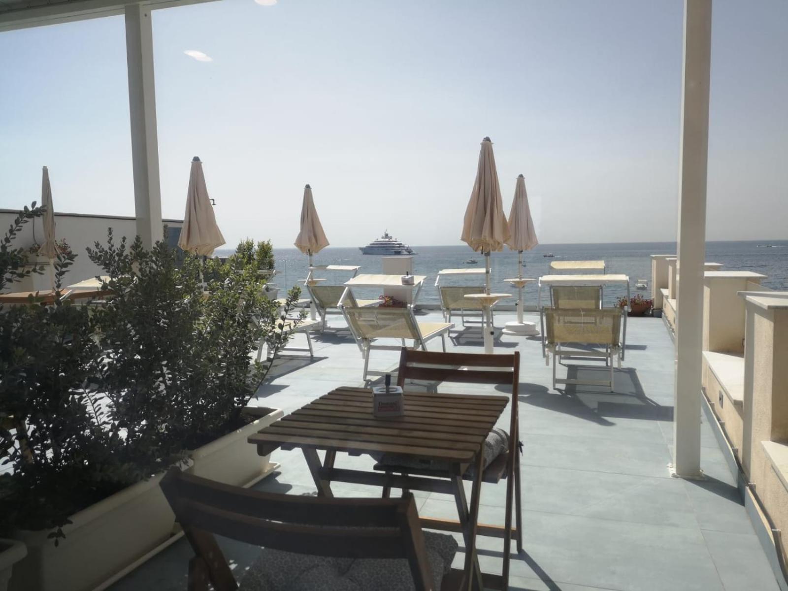 Tulla'S Hotell Giardini Naxos Eksteriør bilde